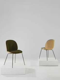 GUBI Samt-Polsterstuhl Beetle mit Sitzschale