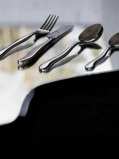 ByOn Satiniertes Besteck-Set Waverly mit gehämmerten Griffen, 4 Personen (16-tlg.)