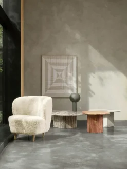 GUBI Schaffell-Loungesessel Stay