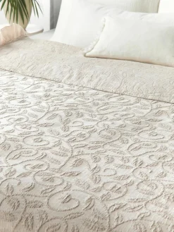 Westwing Collection Strukturierte Baumwoll-Decke Clara mit Rüschen und floralem Muster
