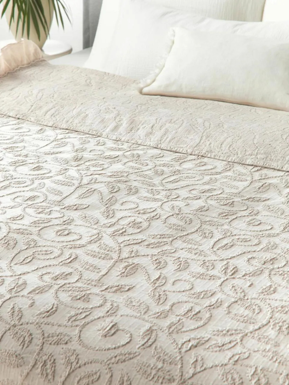 Westwing Collection Strukturierte Baumwoll-Decke Clara mit Rüschen und floralem Muster