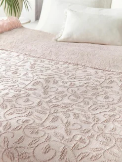 Westwing Collection Strukturierte Baumwoll-Decke Clara mit Rüschen und floralem Muster