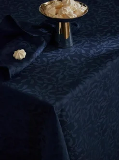 Westwing Collection Tischdecke Hollyn mit winterlichem Motiv