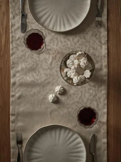 Westwing Collection Tischläufer Hollyn mit winterlichem Motiv
