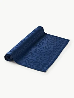 Westwing Collection Tischläufer Hollyn mit winterlichem Motiv