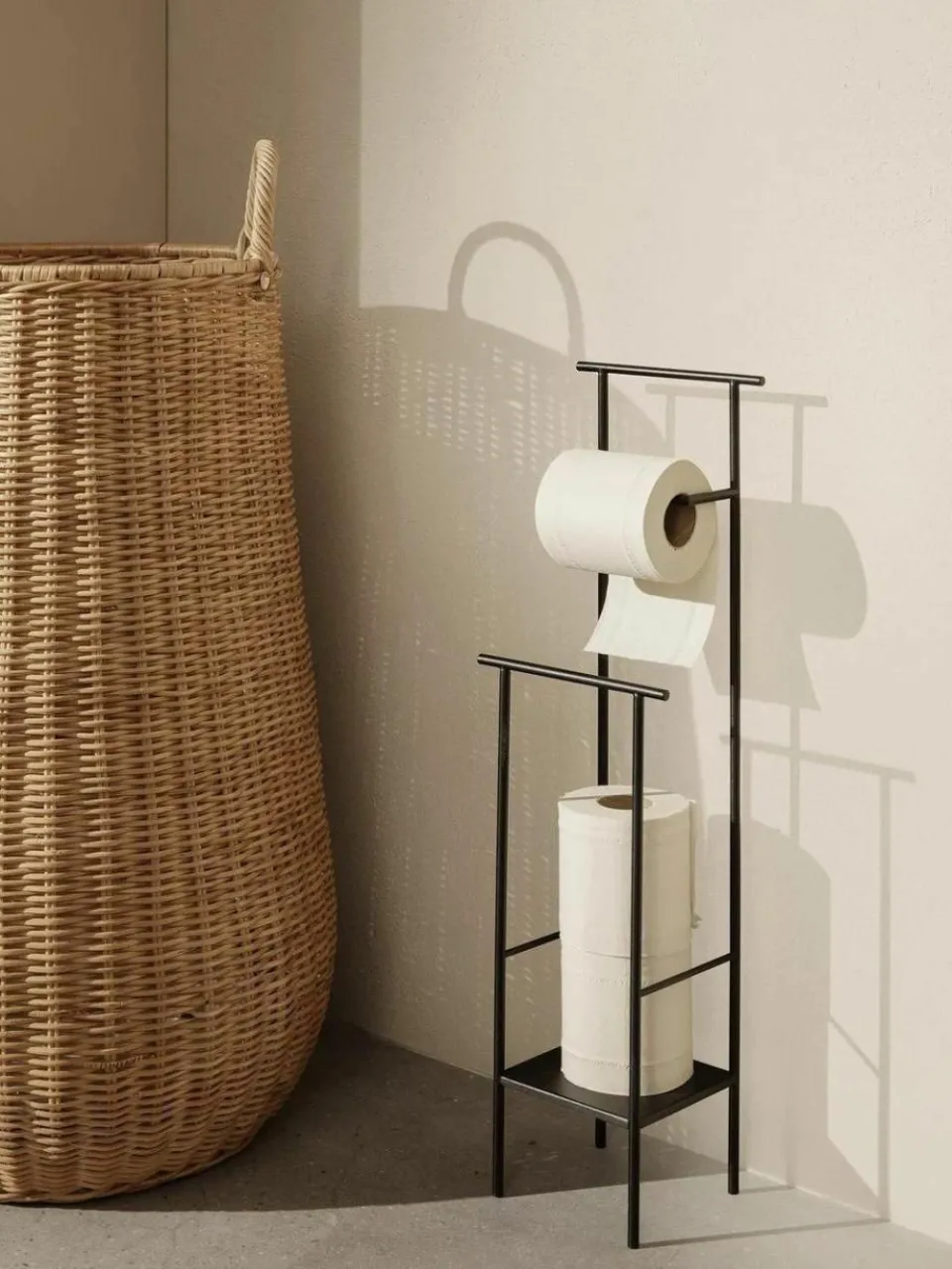 ferm LIVING Toilettenpapierhalter Dora mit Ablage