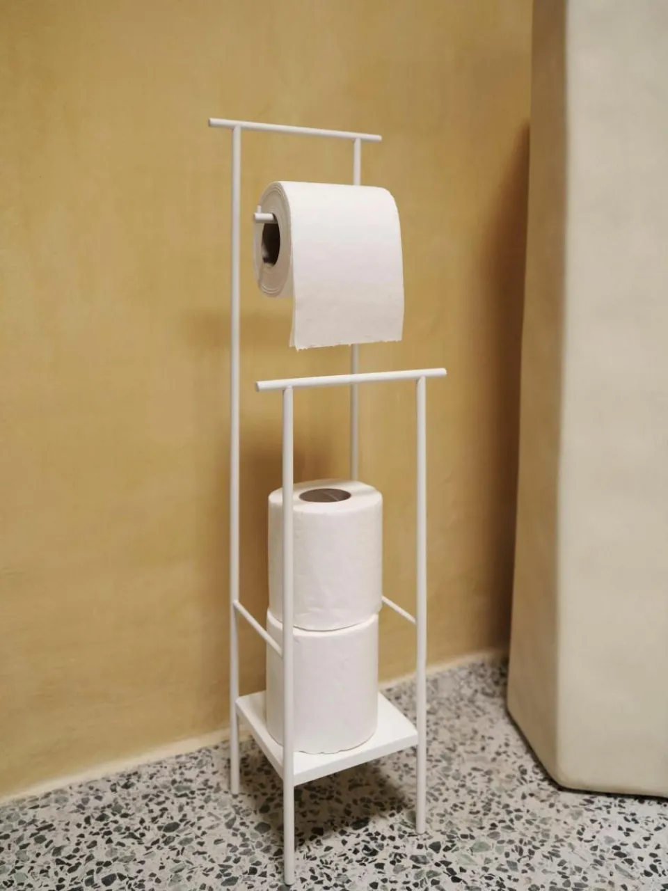 ferm LIVING Toilettenpapierhalter Dora mit Ablage