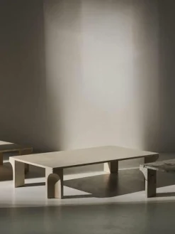 GUBI Travertin-Couchtisch Doric, B 140 cm