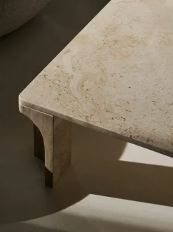 GUBI Travertin-Couchtisch Doric, B 140 cm