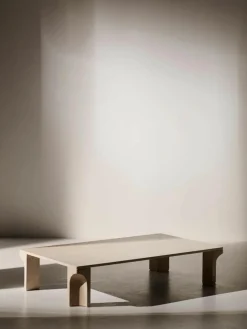 GUBI Travertin-Couchtisch Doric, B 140 cm