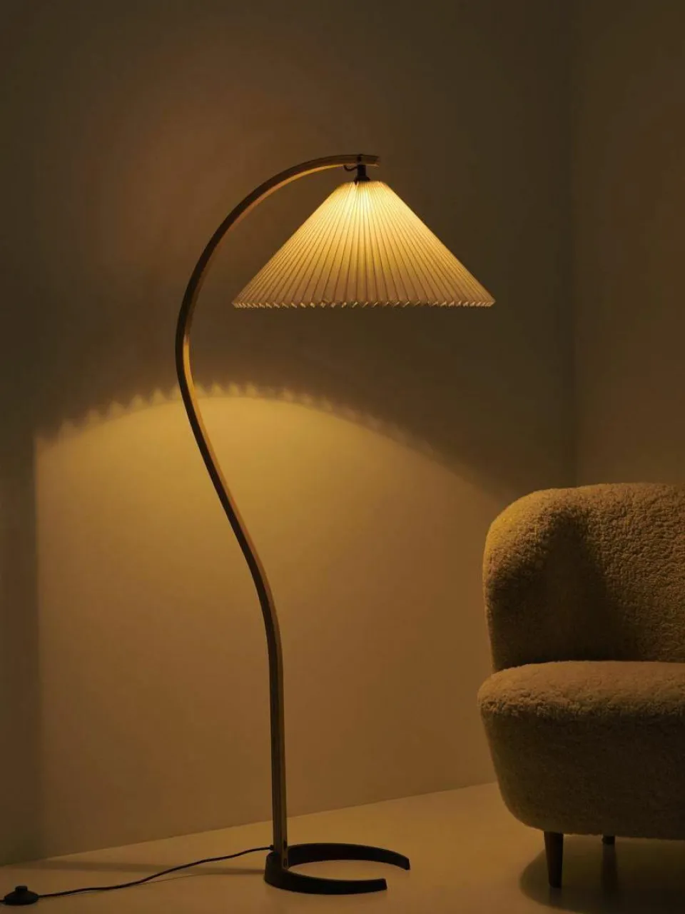GUBI Verstellbare Stehlampe Timberline