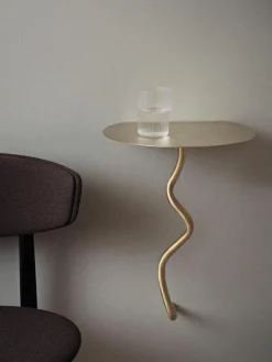 ferm LIVING Wand-Beistelltisch Curvature aus Messing