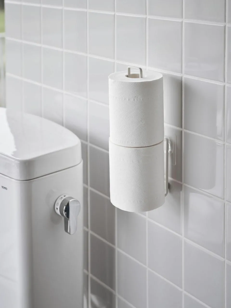 Yamazaki Wand-Toilettenpapierhalter Tower mit Klebehaken