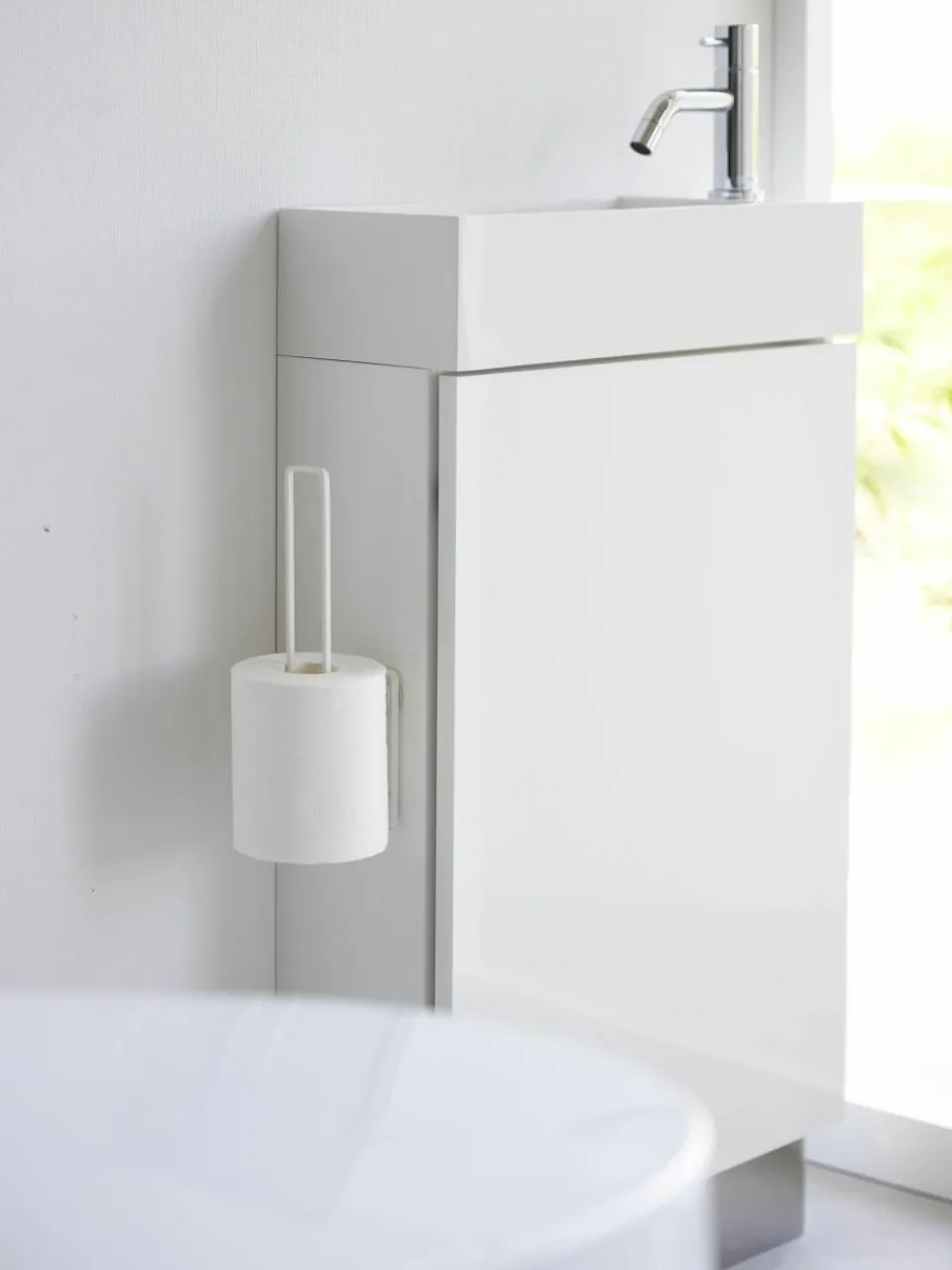 Yamazaki Wand-Toilettenpapierhalter Tower mit Klebehaken